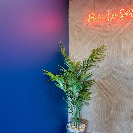 Five To Sete Hotel Bagian luar foto